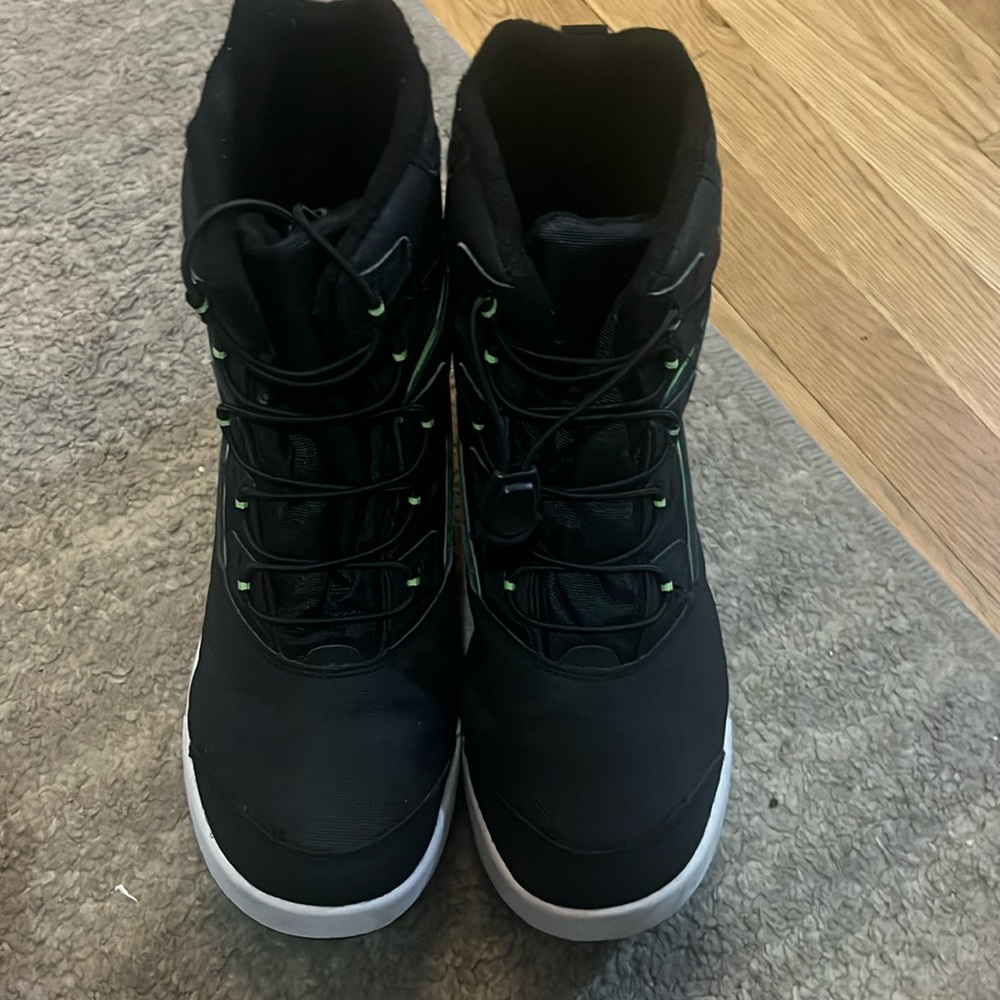 Black with green accents Winter Boots Merrell Size US6 Like New